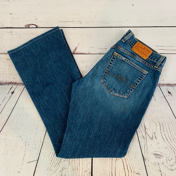 who sells lucky brand jeans near me